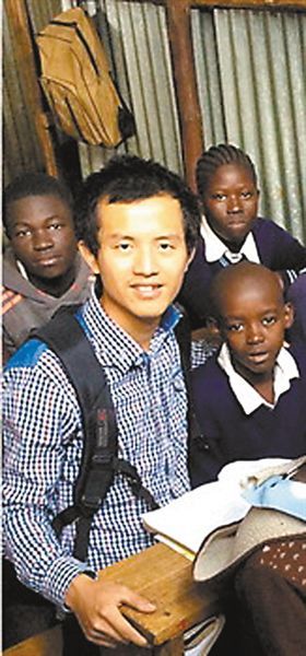 黎海森(站立者右一)在肯尼亚汉卡教育中心与学生们在一起。 黎海森(站立者右一)在肯尼亚汉卡教育中心与学生们在一起。