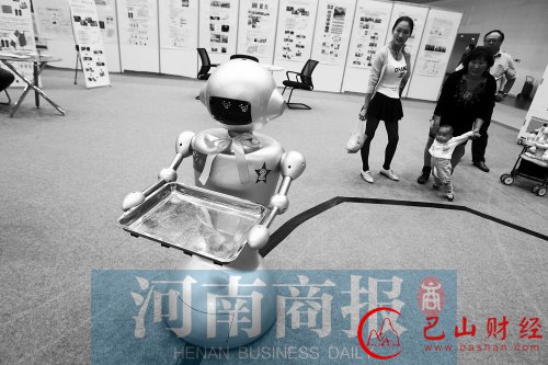 郑交会展示智能机器人 陪聊陪玩还会照顾人