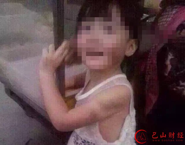 2015年9月21日，网曝温州瞿溪一男子，用打火机、烧热的漏勺虐待4岁女儿。邻居称，女孩常遭其父母虐打，腿上全是被打火机烫的水泡。女孩无论冷热，都穿一条脏兮兮的白色连衣裙。好心人弄饭给女孩吃，都被她妈妈打掉。瞿溪派出所民警称，涉事男子已被拘留。