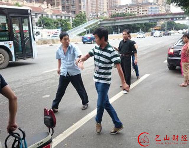 据海峡都市报报道,“两公交车司机路上超车斗气,导致刮擦,两司机还当街对骂,还相互推搡、拉扯。”2015年9月21日下午,福建福州陈先生反映,两车堵路至少20分钟,两车上近三十名乘客无奈全部下车。对此,闽运公司称,确有刮擦,但没有证据显示双方有斗气、别车;公交集团称,315路公交车强行超车,并报复性别车。