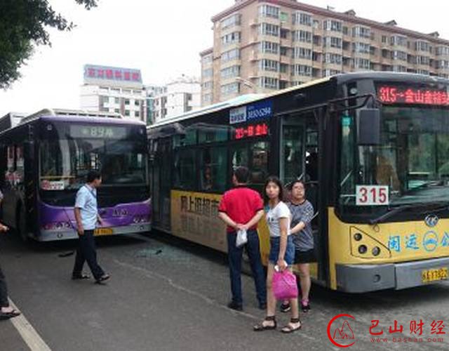 公交集团的工作人员说,经过了解,当天的89路公交车司机是一名经验丰富的老司机,21日下午的情况与读者反映的基本一致:在二环工业路口受到315路公交车的强行超车后,89路公交车司机只是进行了言语教育,却不想引起对方不满,在出站后报复性别车。陈先生说,出现事故后,两车停下,两车司机便下车,互相指责,然后拉扯、推搡。在周围市民的劝说下,冲突才没有升级。因为紧急刹车和事故,他怀有身孕的妻子受到惊吓,身体出现不适,只好下车打车回家。