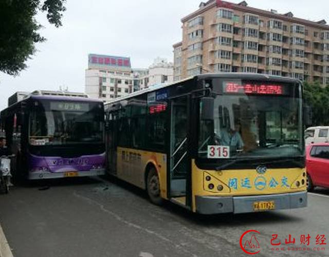 闽运公交公司的工作人员则回应,经过了解,昨日下午,他们公司的闽AY7822确实与公交集团的89路公交车发生刮擦,但没有证据显示,当时双方有斗气、别车情况,事后该起事故的责任,双方各付一半。