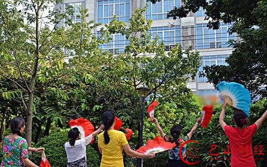 小伙无人机给女友送月饼:广场舞大妈击落哄抢