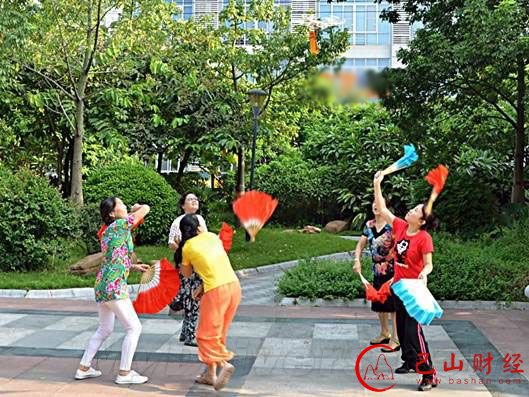 小伙无人机给女友送月饼：广场舞大妈击落哄抢