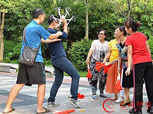 小伙无人机给女友送月饼：广场舞大妈击落哄抢