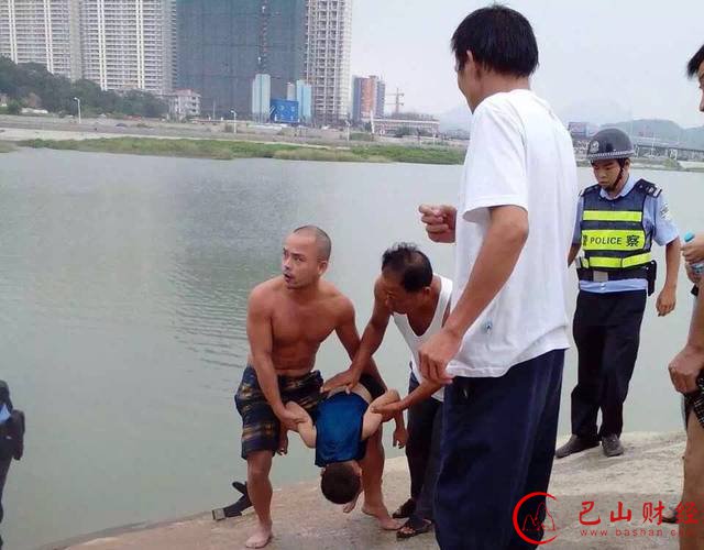 救起小王的顾金忠，湖北监利人。顾金忠说，当天下午他带着10岁的儿子和侄女到洛阳桥玩，过了一会儿，儿子、侄女大喊“有人掉到水里”了，他赶紧越过石护栏，爬上岸边石头，水里面有一个大人两个小孩。一个男子已经跳到水里救人，事后大家知道这个男子是其中一名男孩的父亲。一个小男孩落水位置比较靠近岩石，“我一着急准备下水，脱下长裤这才想起我不识水性。”顾金忠称，他发现巨石虽然圆滑，但是中间有条缝，于是他站在靠水的石头边，一只手抓住石缝边缘，一手抓住靠近岩石水里的小男孩，用力把他拉了上来。事后，儿子告诉顾金忠，当时是一个小男孩先掉到水里，另外一名小男孩想伸手去拉他也掉了下去，而后面又有大人跳下去要救人。