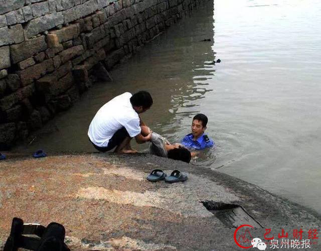 4点20分左右，接到报警的万安派出所民警小陈和同事，迅速赶到事发地点。近7点，在万安派出所见到小陈时，他已经换了湿透了的警服，头发还湿漉漉的。小陈说，他们赶到时，现场民众说水里还有一对男子。他立即套上救生圈，和桥南社区一名水性较好的居民，下到水里。