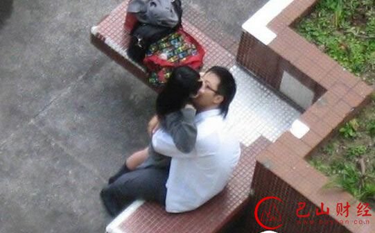 监控摄像头底下的疯狂男女 毫无隐私