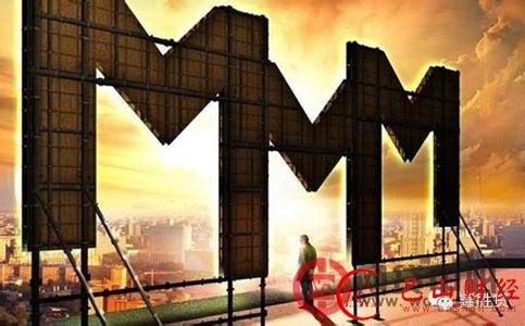 　　MMM金融互助传低调运作倡议书 投资者需警惕  　　MMM金融互助社区相关宣传平台近日流传出一封《低调运作倡议书》，倡议取消大面积宣传。分析人士认为，如果此类金融违法组织变得“低调”，进行“地下活动”，将更加难以监控，投资者需要更加警惕。  　　遭遇了四次监管层警告后，MMM金融互助社区依然猖獗，而这次他们“低调”行事，但也改变不了金融诈骗的本质。北京商报记者注意到，MMM金融互助社区相关宣传平台近日流传出一封《低调运作倡议书》，倡议取消大面积宣传。分析人士认为，如果此类金融违法组织变得“低调”，进行“地下活动”，将更加难以监控，投资者需要更加警惕。  　　“低调”的后期运作  　　曾在QQ、微信等社交平台上高调宣传的MMM金融互助社区，如今想变得“低调”了。北京商报记者日前在MMM金融互助社区的一些微信公众号里发现一封《低调运作倡议书》(以下简称《倡议书》)，《倡议书》显示由MMM中国团队发出。该《倡议书》提出了8条低调运作的规则，提议取消大面积宣传。  　　《倡议书》提到，“我们一直在提醒大家低调运作，不要在网络上大面积地上传MMM的资料、奖金制度、运作流程。但是很多的会员还依然坚持上传视频，引起了各大媒体的关注”。因此今后要开展更加“低调”的运作方式，如取消大面积推广宣传，不开设有关MMM任何地面工作室，新人培训只做一对一的指导等等。  　　对于MMM金融互助社区仍在蔓延的原因，北京大成律师事务所律师肖飒表示，监管层确实进行了多次提醒。至于为何没有执法，推测是因为MMM尚未被证实具有非法吸收公众存款的事实。而MMM金融互助社区如果变得“低调”，进行“地下活动”，将更加难以监控。  　　“高调”的网络概念  　　随着互联网金融兴起，一些金融诈骗披上了互联网的外衣，打着“电子商务”、“投资基金”等新概念，用高额回报引诱人们投资。像大大集团、MMM互助金融平台等各种金融违法案件更是层出不穷。网贷之家首席分析师马骏表示，现在的非法集资借助了网络的力量，致使受害面更广，渗透深度更深而且也更加难消灭。一些诈骗形式可能换个名目或头衔就死灰复燃。  　　中央财经大学法学院教授黄震认为，监管层不仅要对原有的名称进行提示，而且对其各种变身都要有提示。现在区块链技术以及央行提出要研究推出数字货币，也给了骗子新的由头和概念来蛊惑投资者。  　　马骏建议，政府应该更多地宣传这些非法集资案件的特征。像e租宝、MMM金融互助社区，政府和媒体都有去宣传其非法性，提醒投资者不要参与，实际上取得了较好的效果。根据《最高人民法院关于审理非法集资刑事案件具体应用法律若干问题的解释》，非法集资具体表现为：未经有关部门依法批准或者借用合法经营的形式吸收资金;通过媒体、推介会、传单、手机短信等途径向社会公开宣传;承诺在一定期限内以货币、实物、股权等方式还本付息或者给付回报;向社会公众即社会不特定对象吸收资金。  　　投资者教育是关键  　　金融传销、诈骗等非法活动，不仅危及金融安全，也可能影响社会稳定。事实上，监管部门也在不断加大对非法集资的打击力度。今年2月国务院发布的《国务院关于进一步做好防范和处置非法集资工作的意见》中指出各地区、各有关部门要坚决依法惩处非法集资违法犯罪活动，密切关注投资理财、非融资性担保、P2P网络借贷等新的高发重点领域，以及投资公司、农民专业合作社、民办教育机构、养老机构等新的风险点，加强风险监控。  　　由公安部组建的非法集资案件投资人信息登记平台也于日前正式启用，并首先对“e租宝”及其关联公司涉嫌非法集资案件的投资人开放。据公安部有关部门负责人介绍，该平台具备身份和投资信息登记、登记注意事项信息发布等功能，今后还将用于公安机关公告的其他重大非法集资案件。  　　马骏认为，新型的金融诈骗案件侦破对执法机关也提出了更高的要求，不管是技术手段还是侦破手段方面，可通过大数据等手段，尽早识别及侦破非法集资案件。  　　在互联网不断普及的背景下，信息、资金流动加速，各类金融诈骗花样复杂，手段隐蔽。要从根本上清除金融传销，还应该提高老百姓的风险意识。“要做到完全防范是不可能的，最重要一点还是提高老百姓的风险意识，增加他们的金融常识，做好投资者教育。只有当国民整体的理财投资素养提升了，骗子也就没有生存的空间。”马骏补充道。