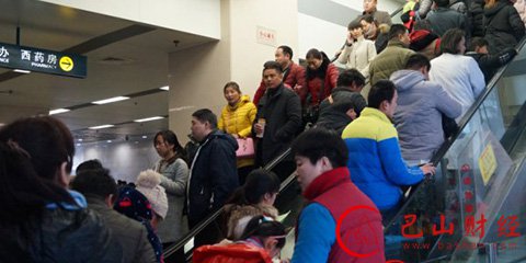 郑州＂全球最大医院＂患者井喷 场面堪比春运