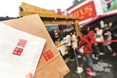 “西少爷”包装用的进口材料纸袋,成本是普通塑料袋的20倍摄影/本报记者 魏彤 “西少爷”包装用的进口材料纸袋,成本是普通塑料袋的20倍摄影/本报记者 魏彤