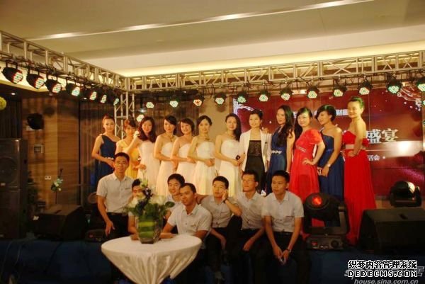 置业顾问穿上晚礼服，与活动相辉映
