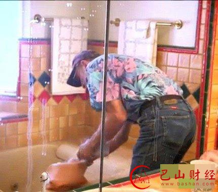 老汉痴迷橡胶人皮每天扮女人上街