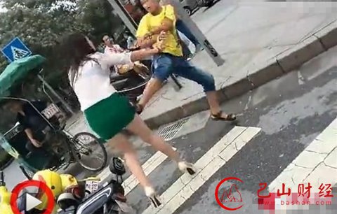 男孩,当街,追打,短裙,少妇