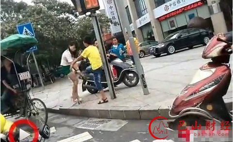 男孩,当街,追打,短裙,少妇