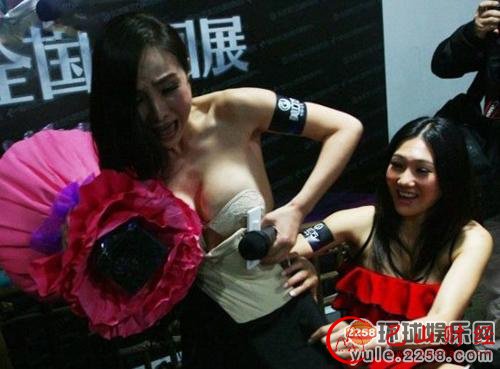 抓拍,女星,意外,脱衣,瞬间