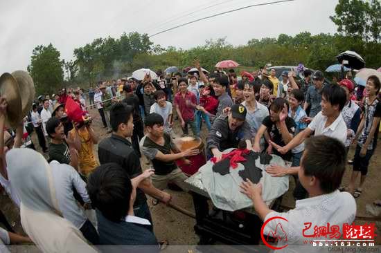 海南,民俗,钢钎穿腮